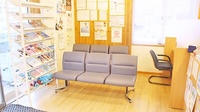 コスモ調剤薬局　蓬莱店の待合スペース