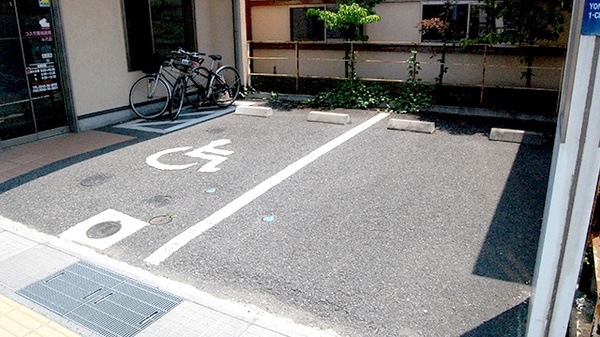コスモ調剤薬局　米代店の駐車場