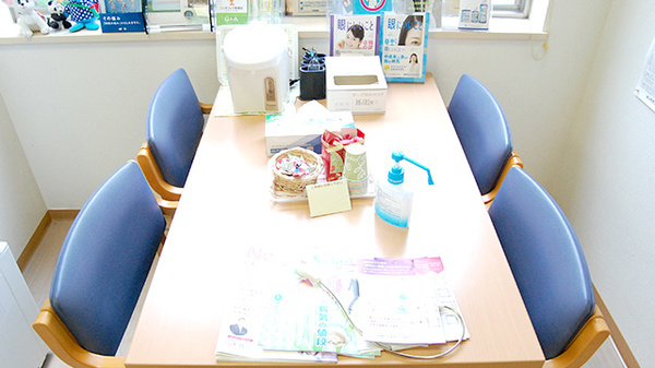 コスモ調剤薬局　金山店の待合スペース