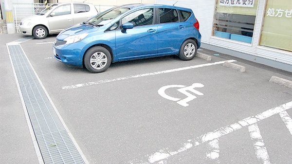 コスモ調剤薬局　島店の駐車場