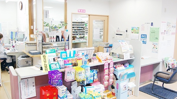 コスモ調剤薬局　南郷店の受付/カウンター