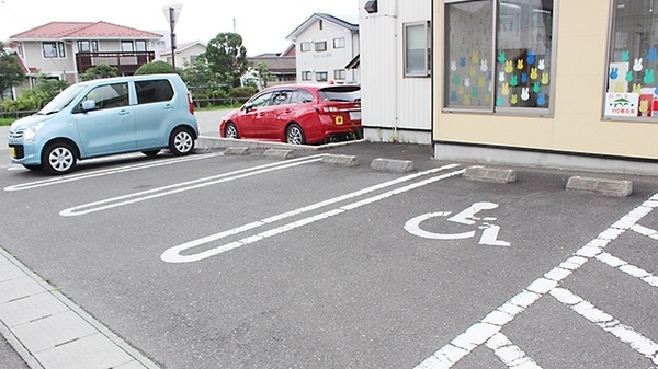 げんじろう調剤薬局　泉店の駐車場