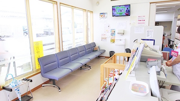 コスモ調剤薬局　八幡店の待合スペース