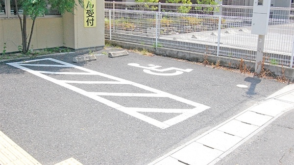 コスモ調剤薬局　横塚店の駐車場