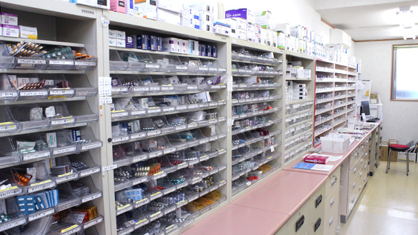 コスモ調剤薬局　篭田店の薬棚