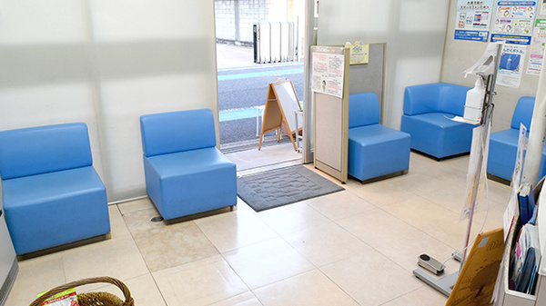 山本保健薬局（大阪府岸和田市）の待合スペース