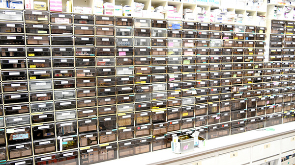 山本保健薬局（大阪府岸和田市）の薬棚