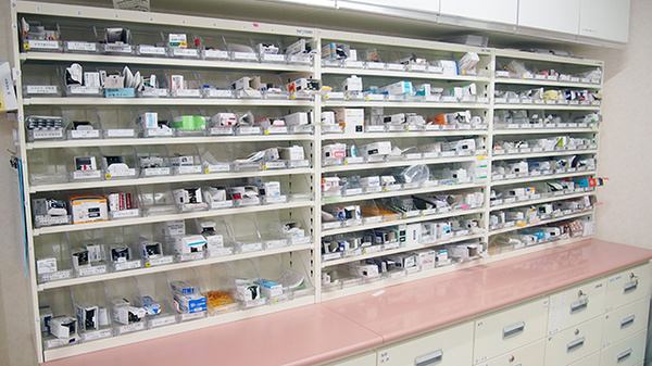 福寿草薬局　横浜関内店の薬棚