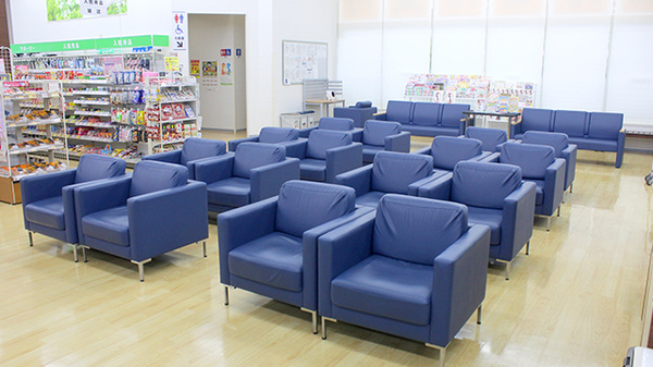 調剤薬局ツルハドラッグ　郡山駅東店の待合スペース