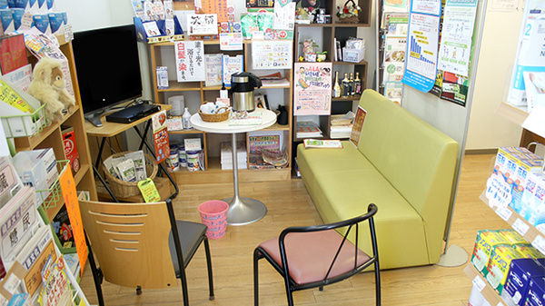 ハヤシ薬局　米沢駅前店の待合スペース