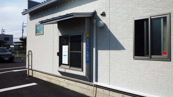 シンサン薬局のドライブスルー