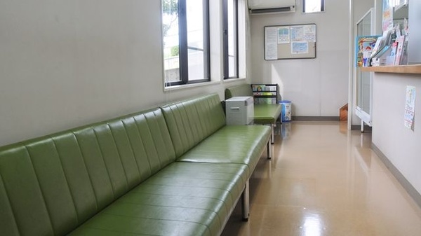 笹菊薬品株式会社　諏訪ノ木調剤薬局の待合スペース