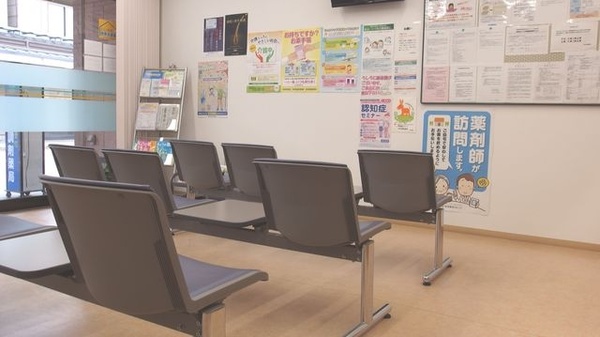 笹菊薬品株式会社　仲町調剤薬局の待合スペース
