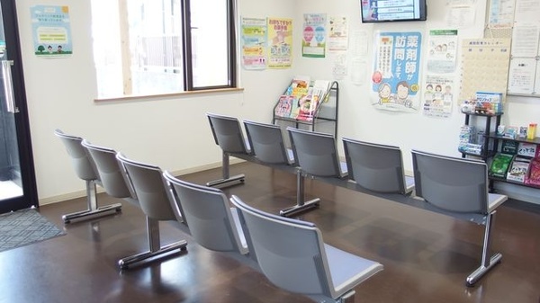 笹菊薬品株式会社　たがみ調剤薬局の待合スペース