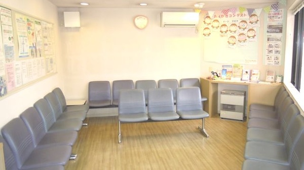 笹菊薬品株式会社　コウヤ調剤薬局の待合スペース