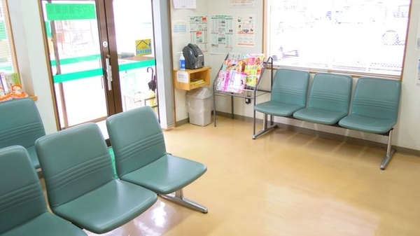 笹菊薬品株式会社　ソマギ調剤薬局の待合スペース