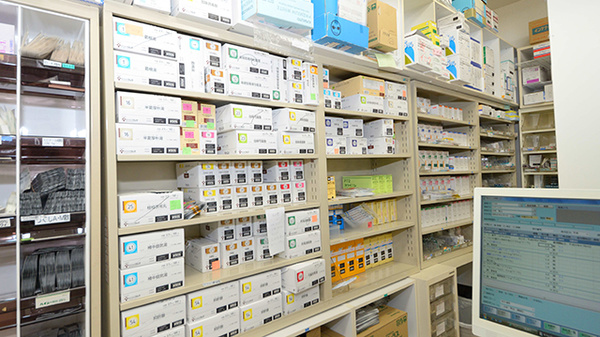 津山薬局　産業道路店の薬棚