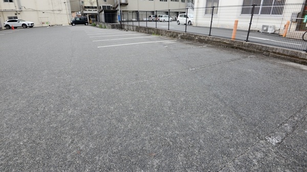 阿新薬局　高尾店の駐車場