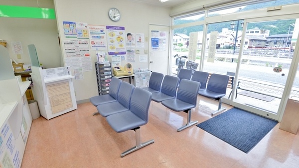 阿新薬局　駅前店の待合スペース