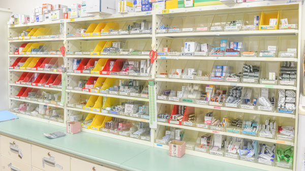 おかやま薬局　津高店の薬棚