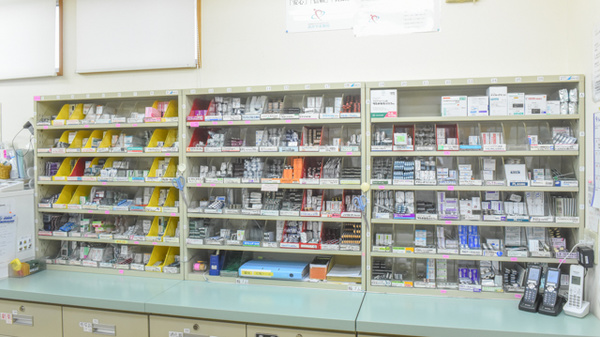 おかやま薬局　総社店の薬棚