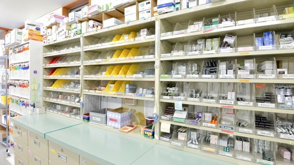 おかやま薬局　山陽店の薬棚