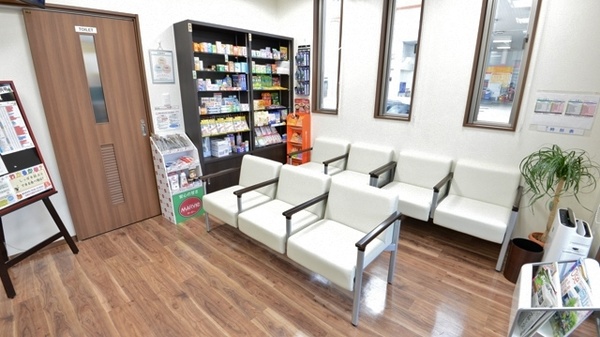おかやま薬局　益野店の待合スペース