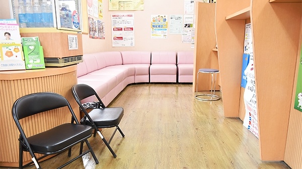 ポプラ薬局　湯河原中央店の待合スペース