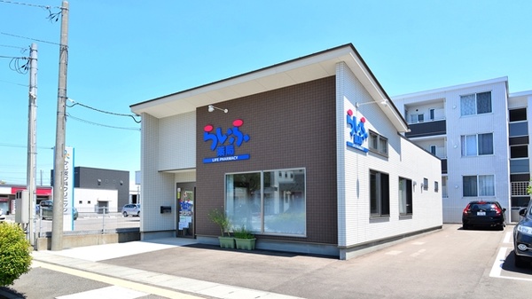 御経塚らいふ薬局の外観