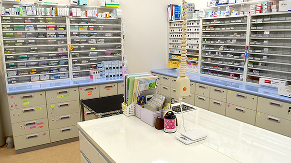 御経塚らいふ薬局の調剤室