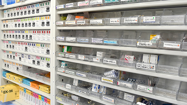 御経塚らいふ薬局の薬棚