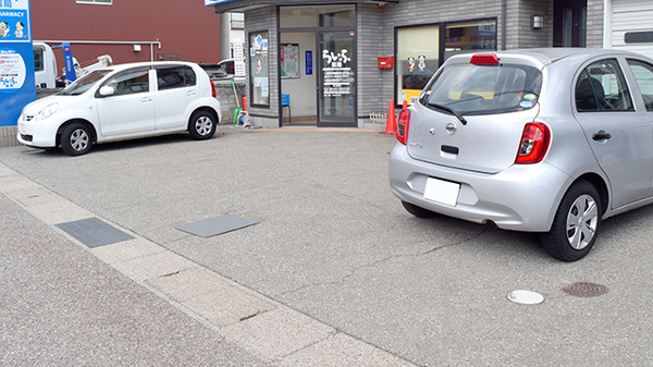 宇出津らいふ薬局の駐車場