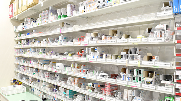 アカカベ薬局　肥後橋店の薬棚
