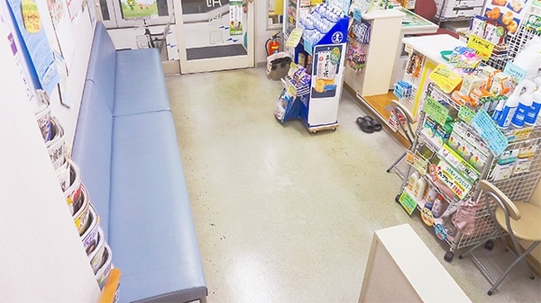 プラザ調剤薬局の待合スペース