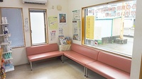 いなり調剤薬局の待合スペース