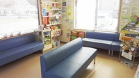 駅西調剤薬局の待合スペース