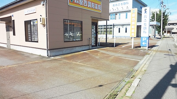 駅西調剤薬局の駐車場