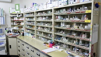 春日野調剤薬局の薬棚