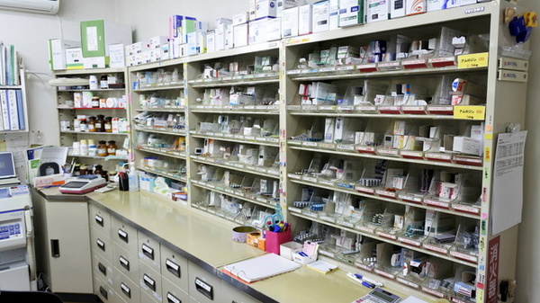 春日野調剤薬局の薬棚