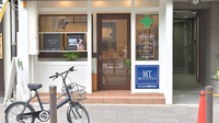 薬局レディーファーマシーの入口