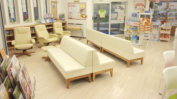 つくし薬局　本店の待合スペース