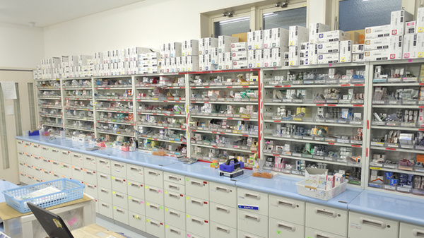 つくし薬局　本店の薬棚