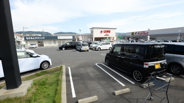 サン薬局　京終店の駐車場