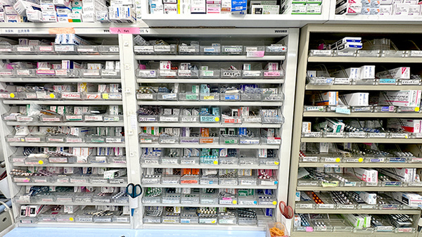 さつき薬局の薬棚