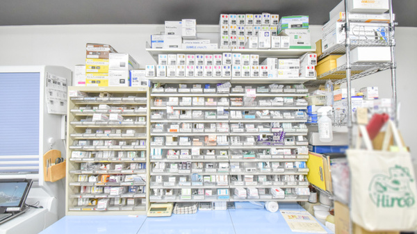 有限会社タカダ薬局の薬棚