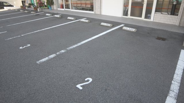 なかしま薬局の駐車場