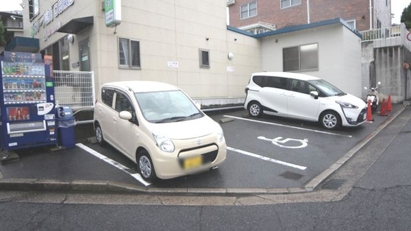 オリーブ薬局口田東店の駐車場