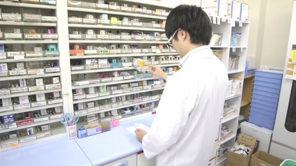 オリーブ薬局口田東店の作業風景