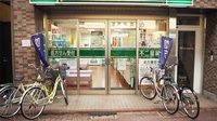 不二屋薬局の入口