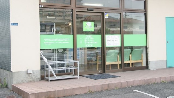 オリーブ薬局光店の入口